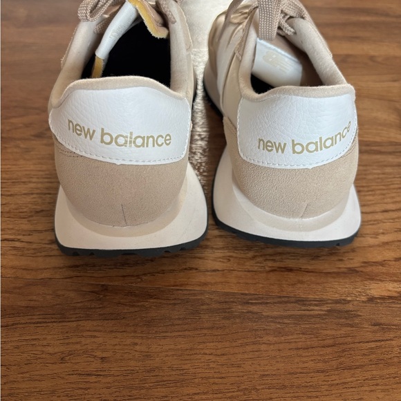 NWT New Balance Cream and White Casual Sneakers - Picture 4 of 4